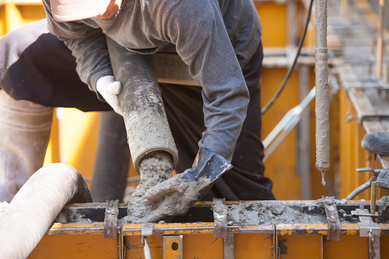 型枠工事の作業をしている職人